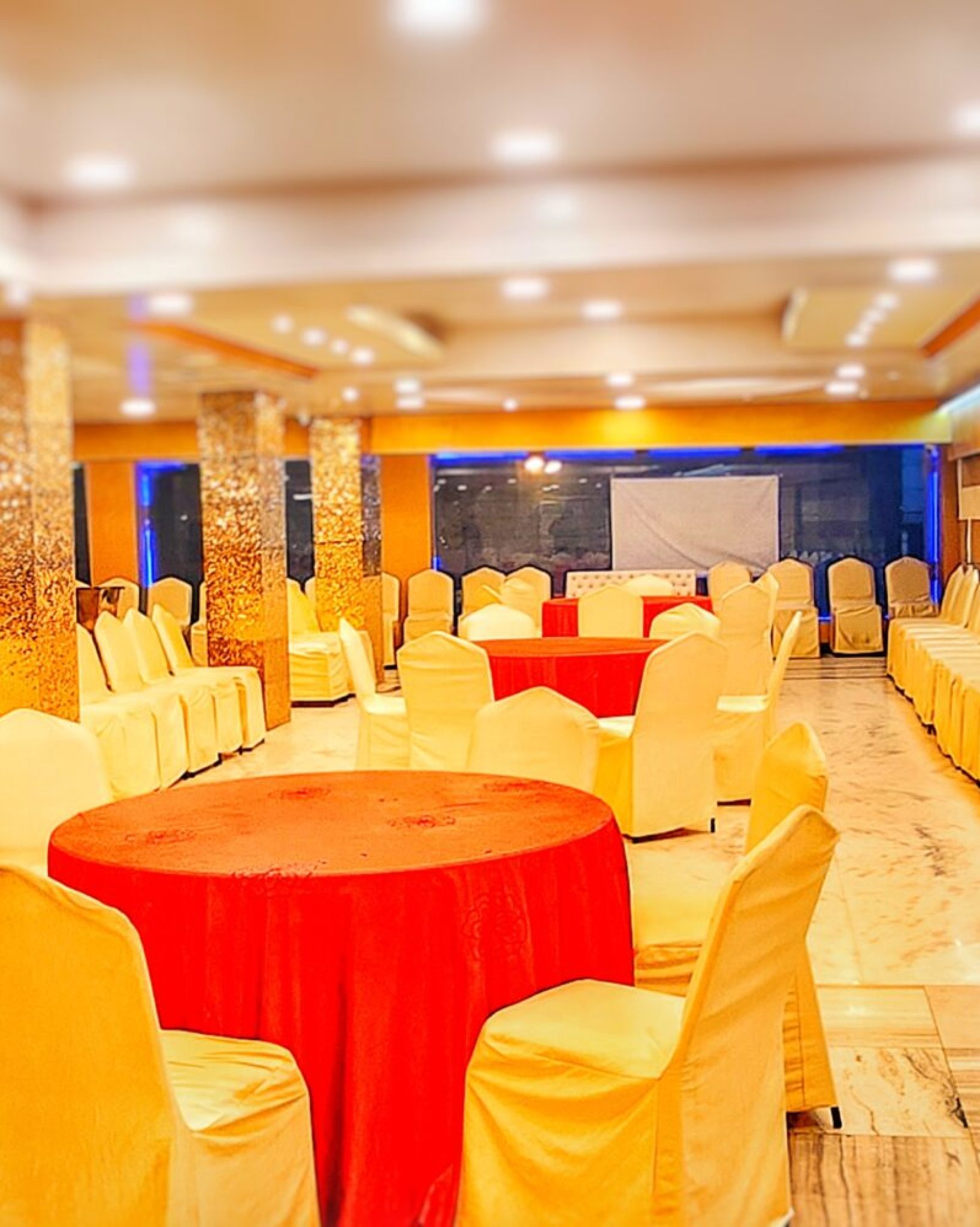 Round Table Arrangements at Mangalam Banquets